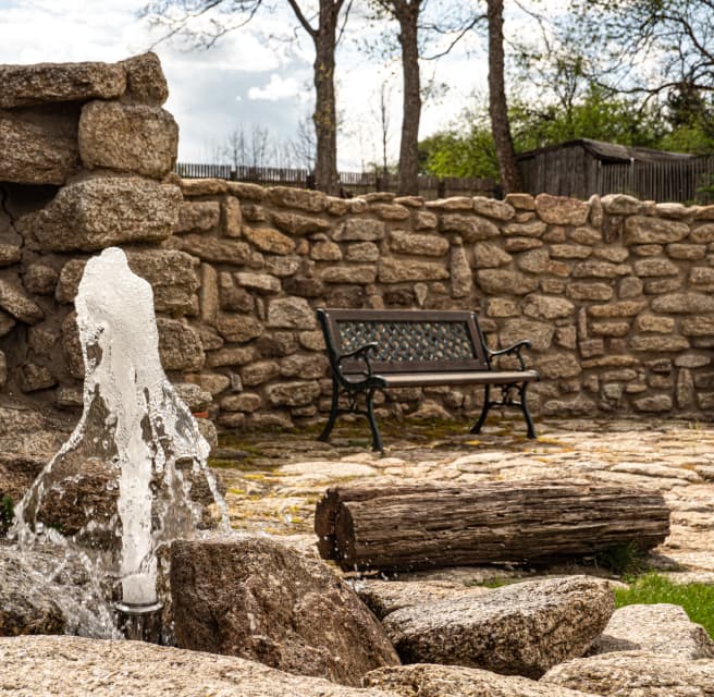 malý vodní prvek s přepadem vody v okrasné zahradě u domu